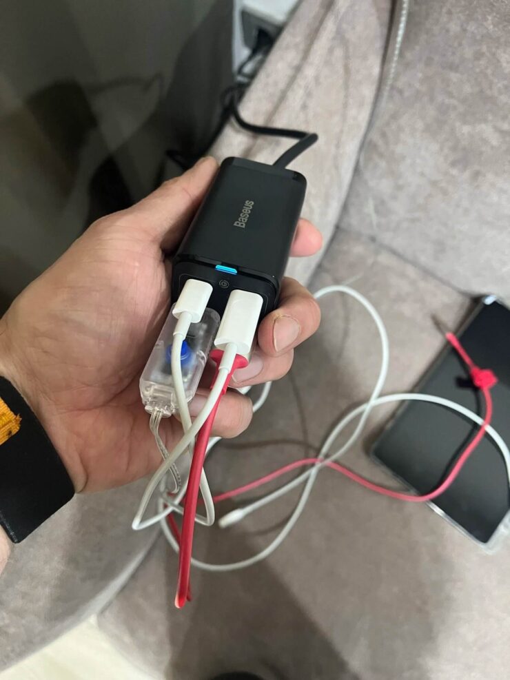 Настольное зарядное устройство. Одновременно можно заряжать четыре устройства. Настольное зарядное устройство. Одновременно можно заряжать четыре устройства. Фото.