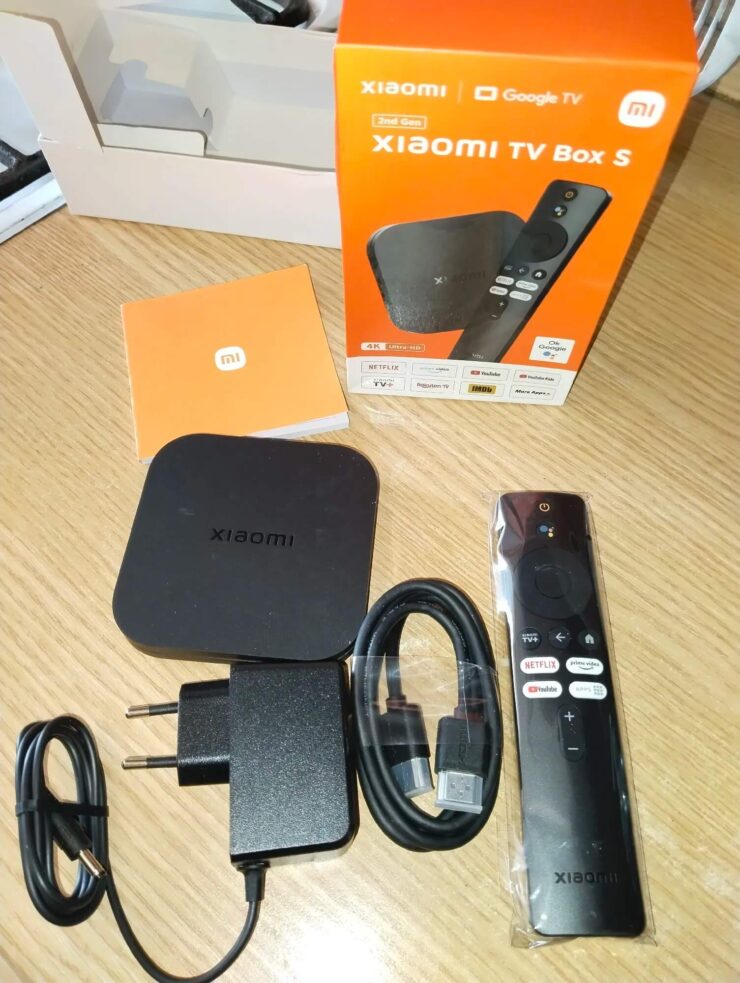 Приставка на Андроид ТВ. Приставка меньше, чем Apple TV, так что не займет много места возле телевизора. Приставка на Андроид ТВ. Приставка меньше, чем Apple TV, так что не займет много места возле телевизора. Фото.