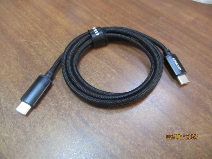 Провод USB Type-C. Провод защищен тканевой оплеткой. Провод USB Type-C. Провод защищен тканевой оплеткой. Фото.