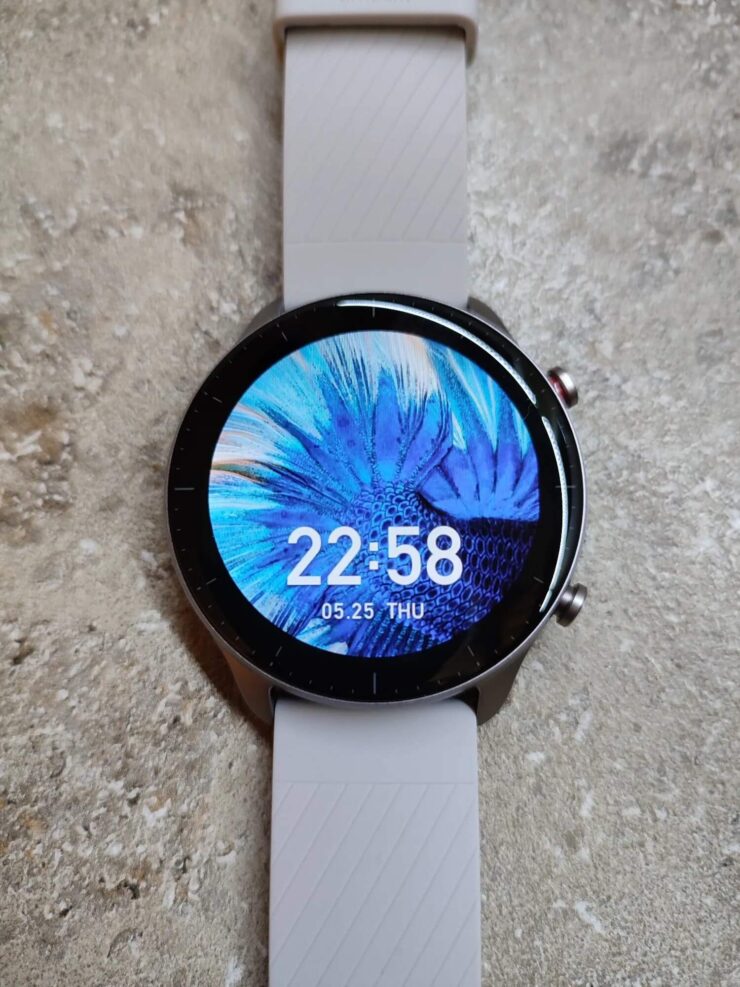 Круглые умные часы. У часов яркий и сочный экран. Круглые умные часы. У часов яркий и сочный экран. Фото.