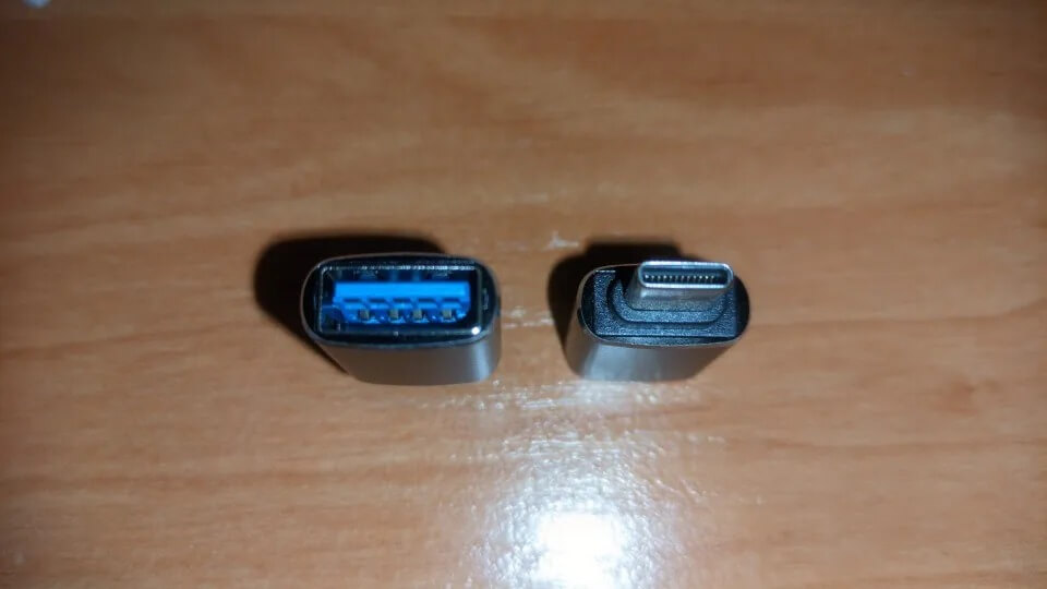 Переходник USB-C на USB. Переходник можно использовать даже со смартфонами и планшетами. Фото.