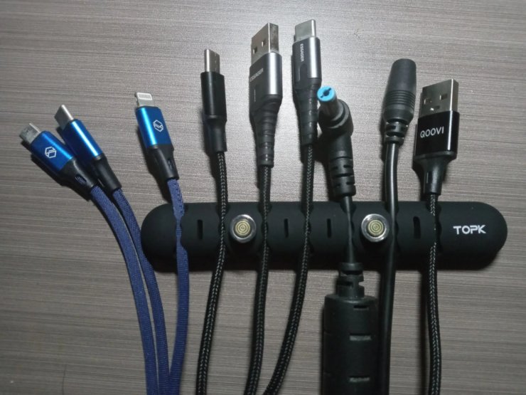 Органайзер для проводов. Наведите порядок среди ваших зарядок. Органайзер для проводов. Наведите порядок среди ваших зарядок. Фото.