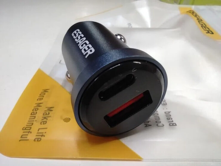 Автомобильная зарядка для телефона. С помощью этой зарядки сможете заряжать несколько устройств одновременно. Автомобильная зарядка для телефона. С помощью этой зарядки сможете заряжать несколько устройств одновременно. Фото.