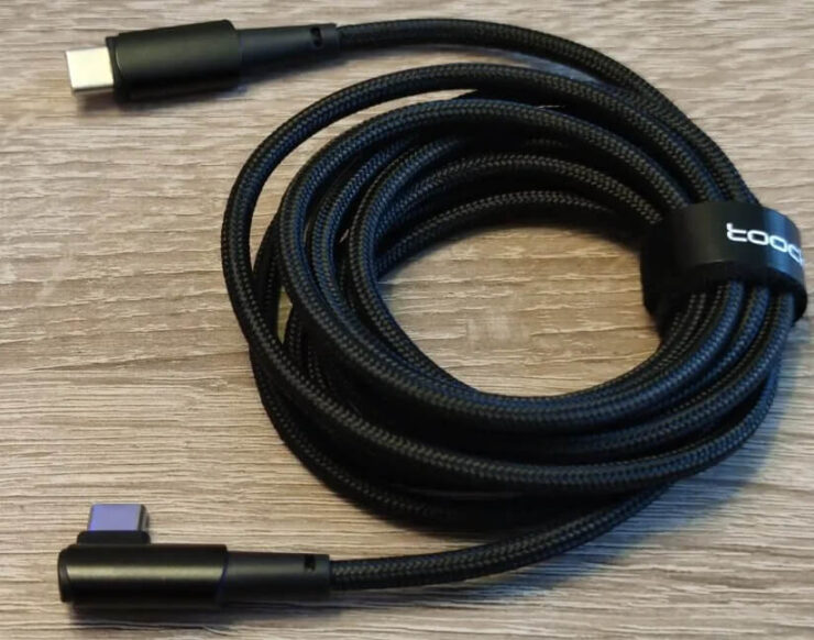 Г-образный провод USB-C. Удобный кабель, чтобы играть и заряжать одновременно. Г-образный провод USB-C. Удобный кабель, чтобы играть и заряжать одновременно. Фото.