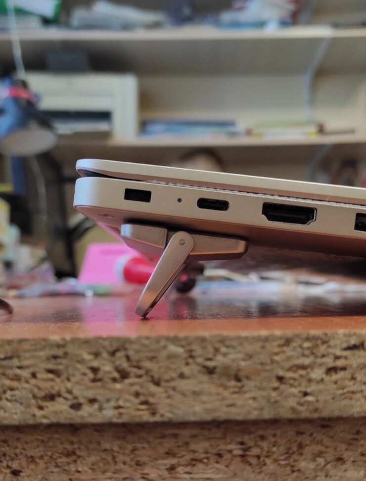 Подставка для ноутбука. Подставку можно в любой момент сложить и установить ноутбук горизонтально. Подставка для ноутбука. Подставку можно в любой момент сложить и установить ноутбук горизонтально. Фото.