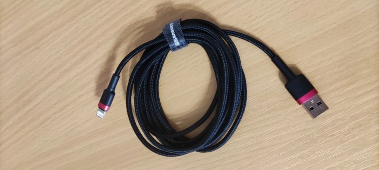 Провод для зарядки Айфона. Lightning еще может вам пригодиться. Провод для зарядки Айфона. Lightning еще может вам пригодиться. Фото.