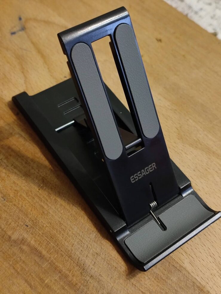 Подставка для телефона на стол. Такую подставку можно использовать и с планшетами. Подставка для телефона на стол. Такую подставку можно использовать и с планшетами. Фото.