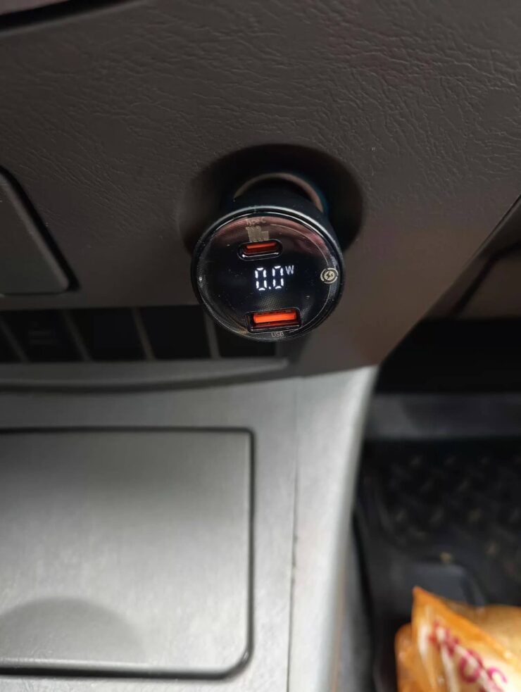 Автомобильная зарядка для телефона. На этой зарядке два порта, а значит, вы сможете заряжать два устройства одновременно. Автомобильная зарядка для телефона. На этой зарядке два порта, а значит, вы сможете заряжать два устройства одновременно. Фото.