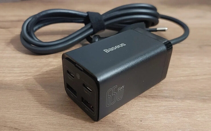 Настольное зарядное устройство. Идеальный вариант для тех, кому надоело лазить под стол к розетке. Настольное зарядное устройство. Идеальный вариант для тех, кому надоело лазить под стол к розетке. Фото.