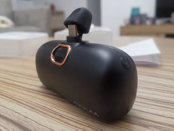 Внешний аккумулятор для Айфона. Такой внешний аккумулятор легко поместится в карман. Внешний аккумулятор для Айфона. Такой внешний аккумулятор легко поместится в карман. Фото.