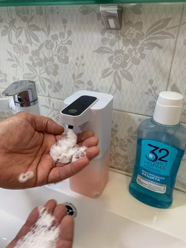 Автоматический диспенсер для мыла. Просто поднесите руки к датчику и можете мыть руки. Автоматический диспенсер для мыла. Просто поднесите руки к датчику и можете мыть руки. Фото.