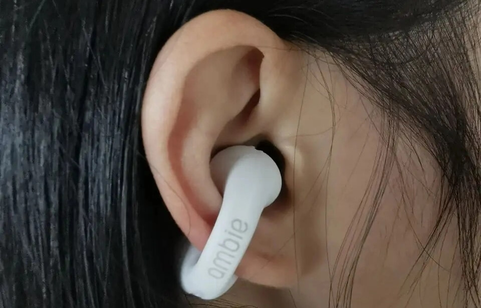TWS-наушники, которые не выпадают из ушей. Наушники Ambie оказались слишком неудобными для носки. Фото.