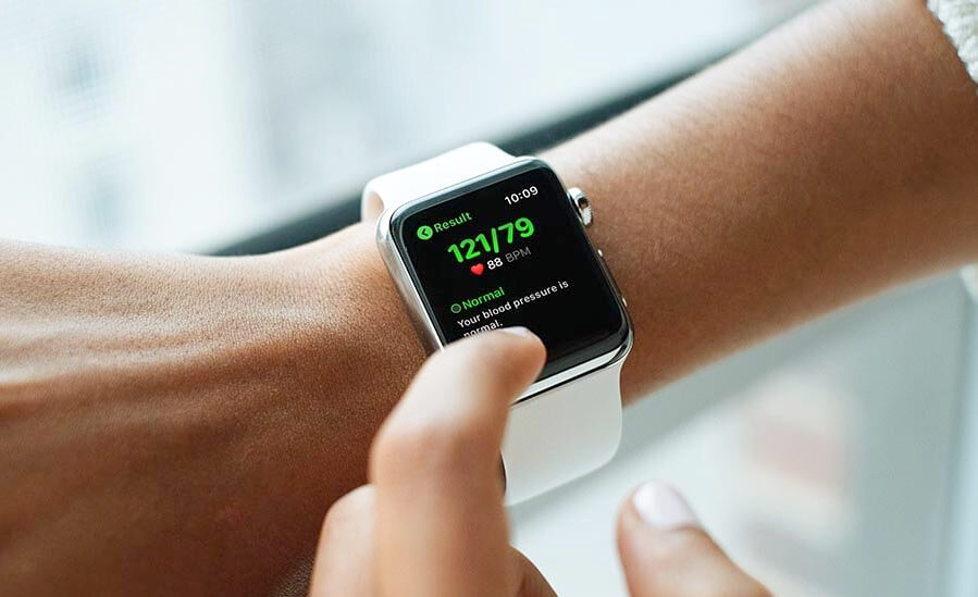 Глюкометр и тонометр в Apple Watch. Даже если Apple Watch смогут измерять давление, до России эта функция скорее всего не доберется. Фото: Qardio. Фото.