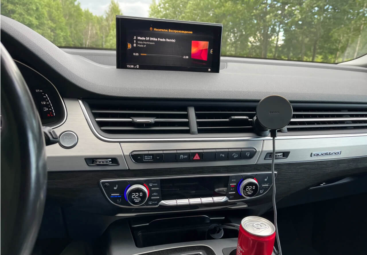 Автомобильный MagSafe-зарядник для iPhone. Такой зарядник не только заряжает, но и удерживает смартфон на торпедо. Фото.