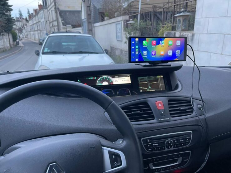 Беспроводной CarPlay в автомобиль. Совсем без проводов обойтись не получится. Дисплею требуется питание и вывод звука. Хотя последний можно заменить на FM-волну. Изображение: aliexpress.ru. Фото.
