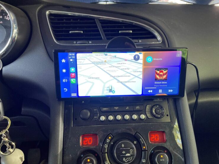 Зачем нужен CarPlay. Одновременно на экране можно управлять музыкой и пользоваться навигатором. Изображение: aliexpress.ru. Фото.