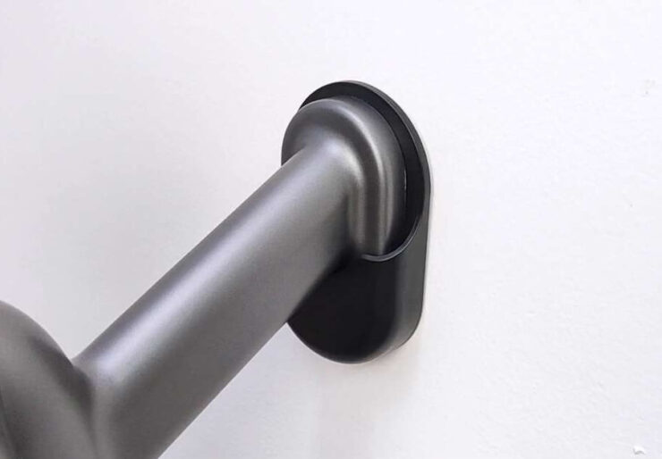 Крепление для пылесоса на стену. Настенный держатель очень компактный и надежно фиксирует пылесос. Изображение: ozon.ru. Крепление для пылесоса на стену. Настенный держатель очень компактный и надежно фиксирует пылесос. Изображение: ozon.ru. Фото.