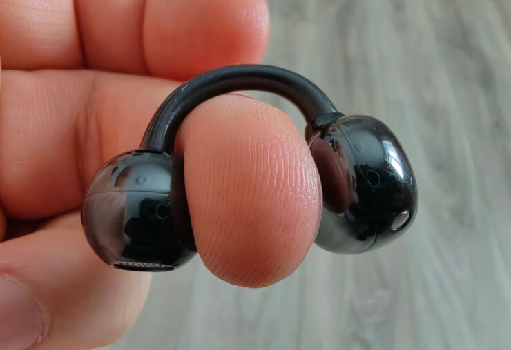 TWS-наушники как серьги-каффы. Соединительный элемент и гнется, и не натирает ухо при длительном использовании. TWS-наушники как серьги-каффы. Соединительный элемент и гнется, и не натирает ухо при длительном использовании. Фото.