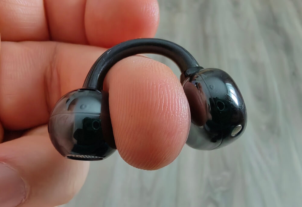 TWS-наушники как серьги-каффы. Соединительный элемент и гнется, и не натирает ухо при длительном использовании. Фото.