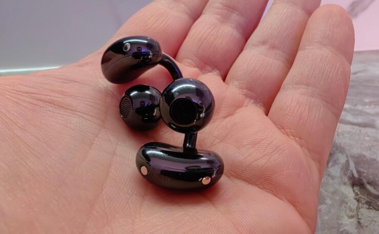 TWS-наушники как серьги-каффы. Huawei FreeClip состоит из двух частей, но в этом и состоит фишка, обеспечивающая их удобство. TWS-наушники как серьги-каффы. Huawei FreeClip состоит из двух частей, но в этом и состоит фишка, обеспечивающая их удобство. Фото.