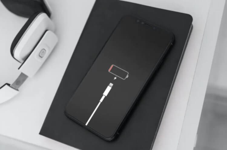 Сколько держит заряд Айфон после установки iOS 17.3 и нужно ли скачивать обновление уже сейчас. Фото.