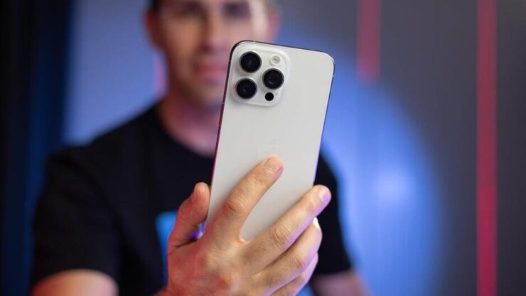 Проблеме подвержены как старые Айфоны, так и новенькие iPhone 15. Изображение: phonearena.com. Фото.