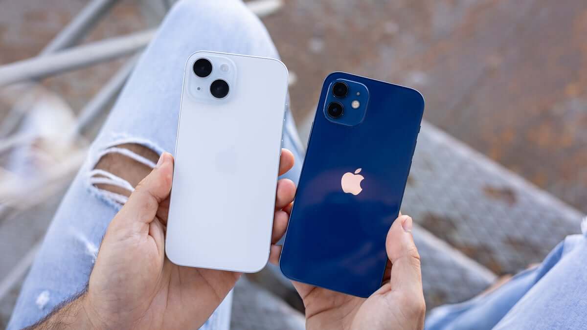 Какие iPhone обновятся до iOS 26. iPhone 15 выглядит интереснее, чем iPhone 12. Фото: PhoneArena. Фото.
