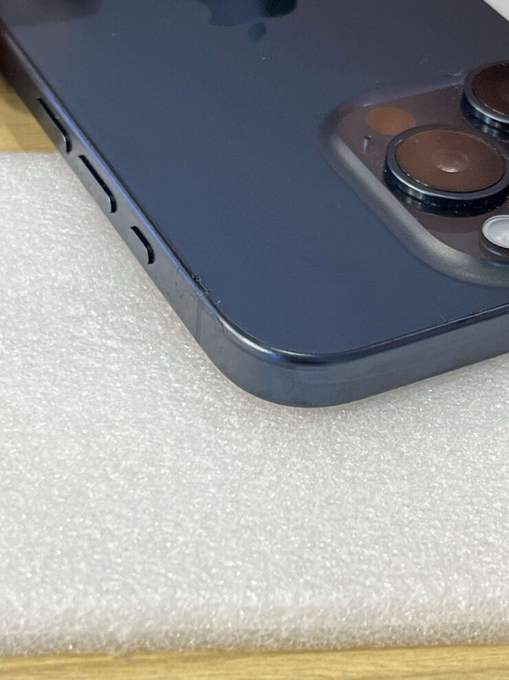 Заднее стекло на Айфоне. Складывается ощущение, что это остатки какой-то наклейки или кустарного ремонта. Фото.