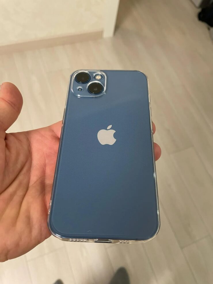 Прозрачный силиконовый чехол. Может даже показаться, что на смартфоне вообще нет чехла. Фото.