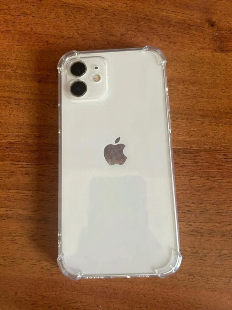 Прозрачный чехол с защитой камеры. В этом чехле дополнительная защита углов. Фото.