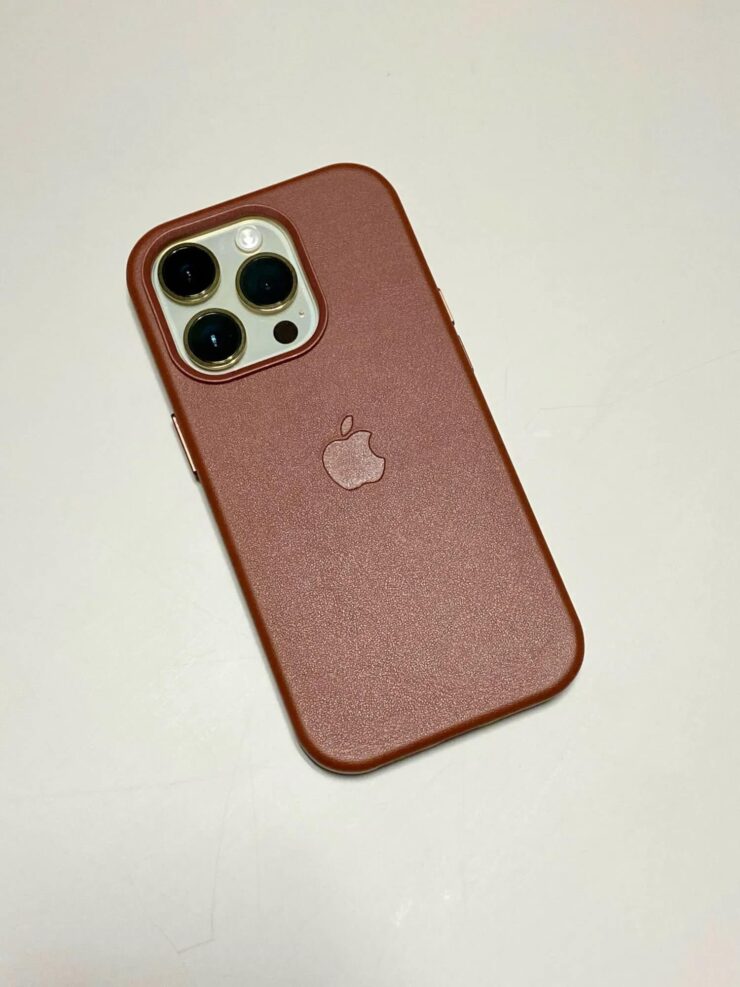 Кожаный чехол Apple. Реплика получилась действительно качественной. Фото.