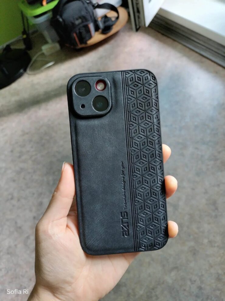 Кожаный чехол для Айфона. На чехле есть прикольное тиснение. Фото.