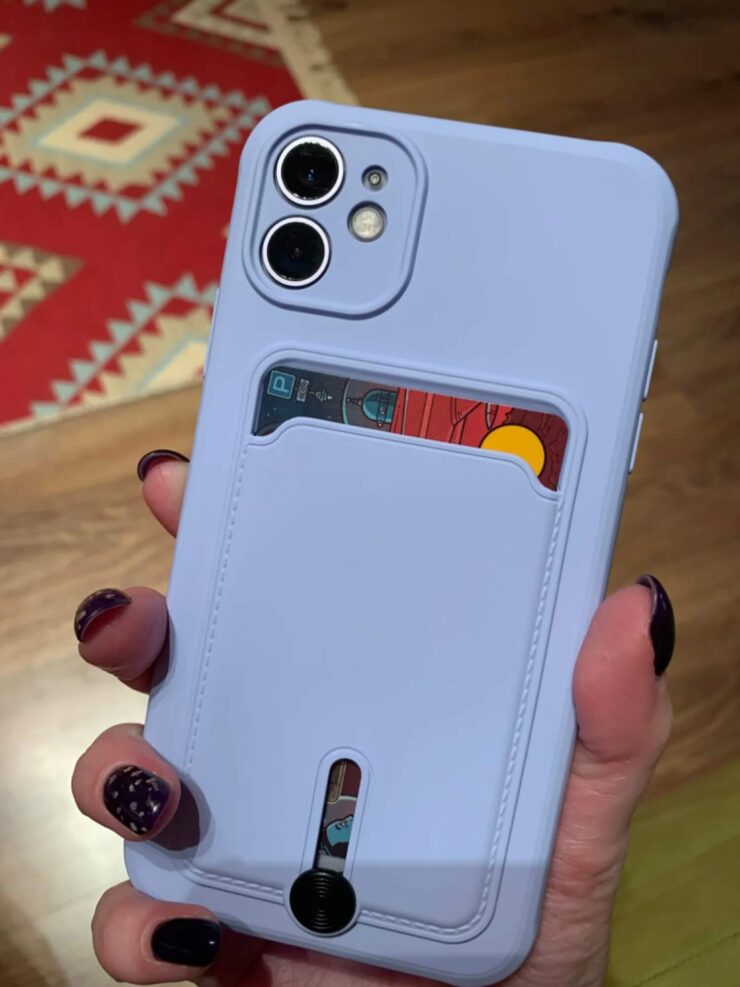 Чехол с кармашком для карты. С помощью специального язычка можно достать карты одним движением. Фото.