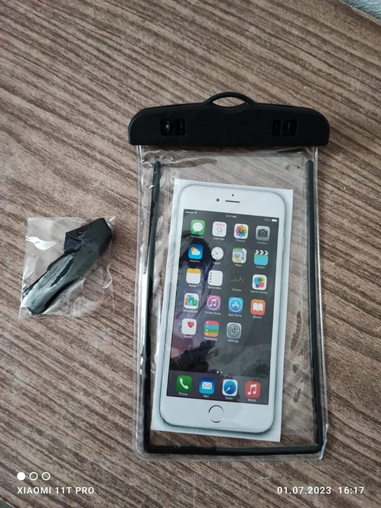 Водонепроницаемый чехол для телефона. Этот чехол подойдет для любого смартфона. Фото.