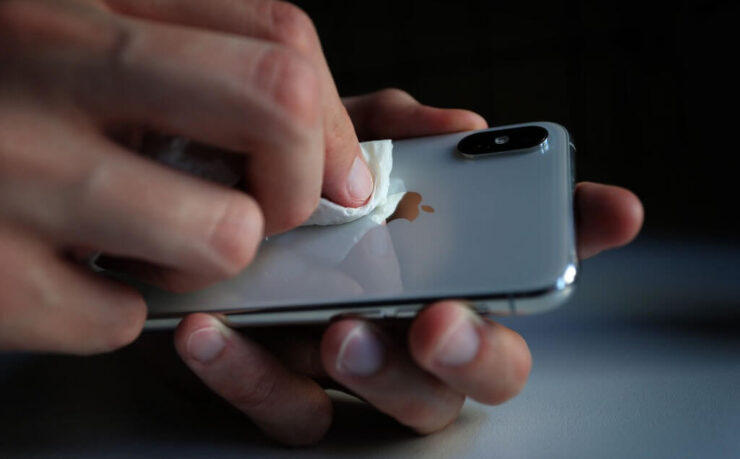Чем протереть экран в домашних условиях. Не протирайте Айфон бумажными салфетками. Это позволит избежать микро- и крупных царапин. Изображение: demokracia.com. Чем протереть экран в домашних условиях. Не протирайте Айфон бумажными салфетками. Это позволит избежать микро- и крупных царапин. Изображение: demokracia.com. Фото.