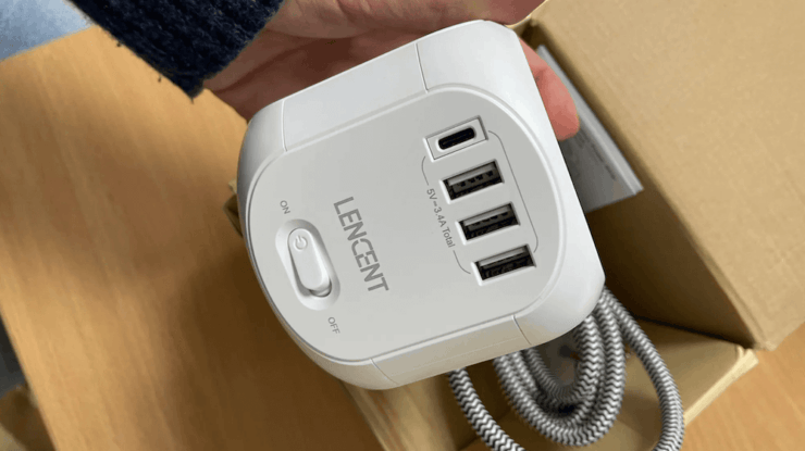 Переходник с длинным проводом. На этом адаптере есть еще 4 сокета для европейских вилок. Переходник с длинным проводом. На этом адаптере есть еще 4 сокета для европейских вилок. Фото.