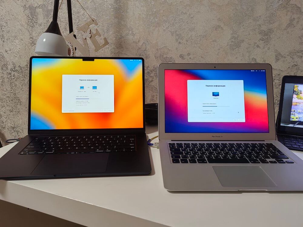 Сравнение экранов MacBook Air 13 и MacBook Air 15. 15-дюймовый экран сильно больше 13-дюймового, но здесь это не так заметно, потому что новый ноутбук стоит дальше. Фото.