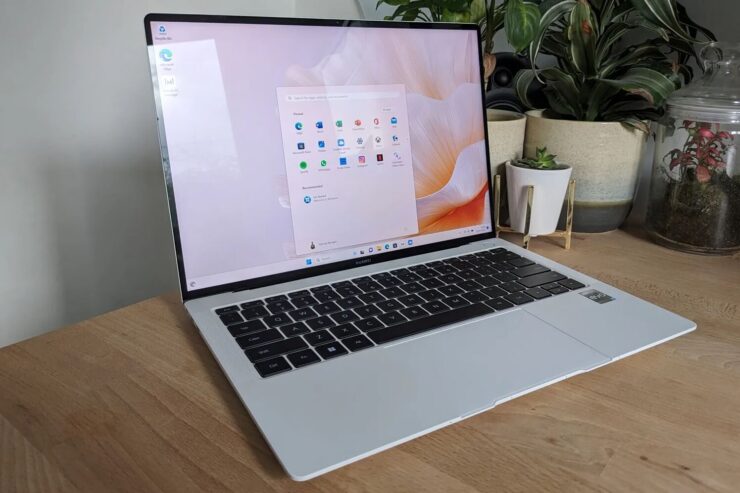 Чем MacBook отличается от Windows-ноутбуков. Даже Huawei MateBook X Pro скидывает производительность при работе от аккумулятора. А у него даже нет дискретной видеокарты. Это нужно, чтобы продлить автономность. Фото.