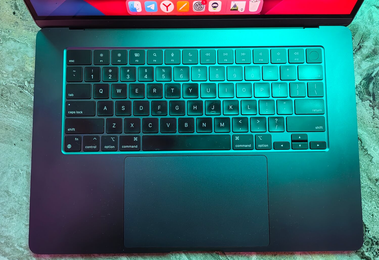 Преимущества MacBook Air 15. У меня клавиатура пачкается сильнее, чем корпус. Фото.