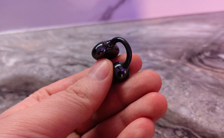 Наушники, в которых слышны внешние звуки. Выньте один наушник из уха, и музыка тут же остановится. Наушники, в которых слышны внешние звуки. Выньте один наушник из уха, и музыка тут же остановится. Фото.