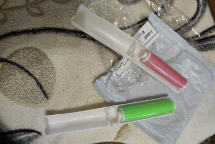 Липкий валик для сбора пыли с одежды. С этой штукой вам не страшна даже линька мейн-куна. Липкий валик для сбора пыли с одежды. С этой штукой вам не страшна даже линька мейн-куна. Фото.