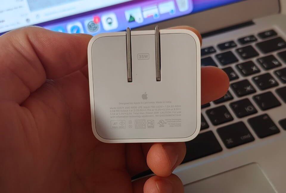 Правда ли, что новые MacBook медленнее старых. В комплекте был вот такой зарядник, благо у меня есть универсальный сетевой фильтр от Xiaomi, который имеет такой сокет. Фото.