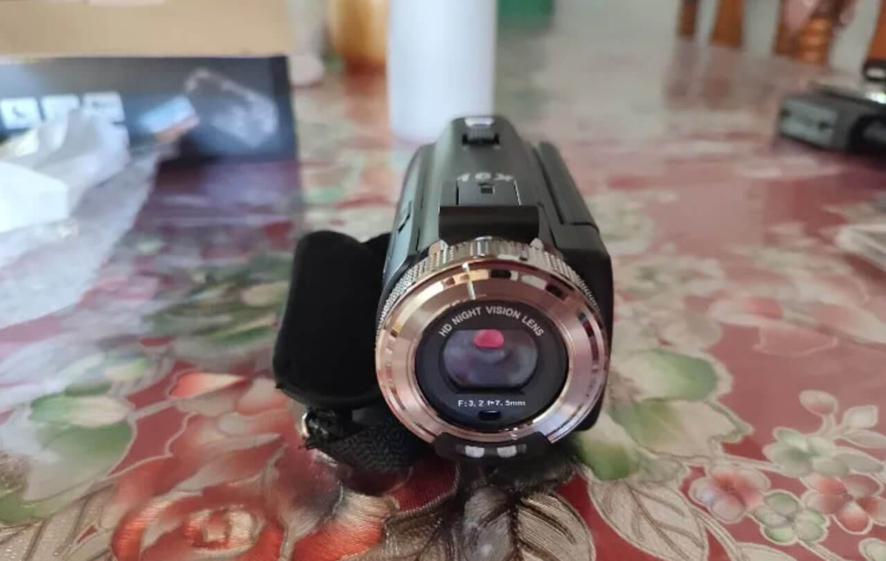 Недорогая видеокамера с оптическим зумом. Отдельная видеокамера имеет смысл даже в 2К24. Фото.