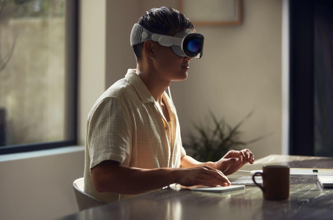 Характеристики Apple Vision Pro. Управлять гарнитурой можно с помощью жестов или внешних контроллеров. Характеристики Apple Vision Pro. Управлять гарнитурой можно с помощью жестов или внешних контроллеров. Фото.