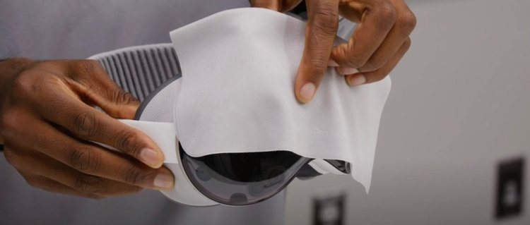 Что в комплекте Apple Vision Pro. В комплекте идет тряпочка, чтобы вы могли навести чистоту. Изображение: 9to5mac.com. Что в комплекте Apple Vision Pro. В комплекте идет тряпочка, чтобы вы могли навести чистоту. Изображение: 9to5mac.com. Фото.