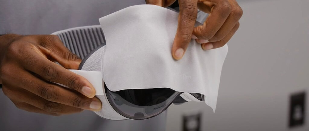 Что в комплекте Apple Vision Pro. В комплекте идет тряпочка, чтобы вы могли навести чистоту. Изображение: 9to5mac.com. Фото.