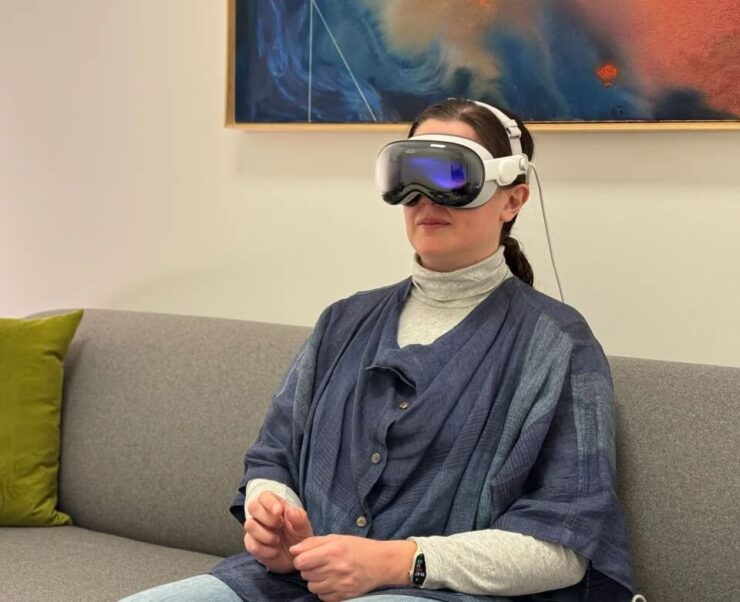 Как надеть Apple Vision Pro. Использование вот такого крепления более равномерно распределяет нагрузку. Изображение: theverge.com. Фото.