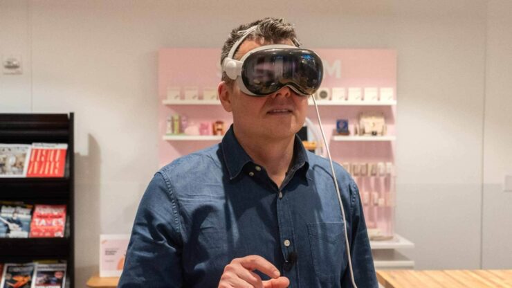 Минусы Apple Vision Pro. Глаза на внешних экранах отображаются совсем не так, как на промо картинках. Изображение: tomsguide.com. Фото.