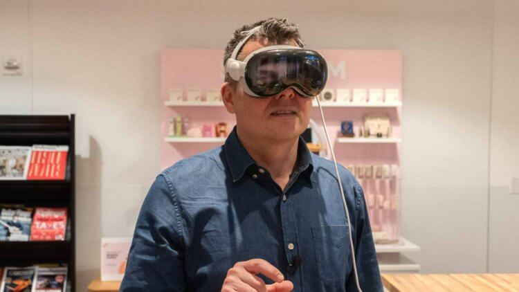 Минусы Apple Vision Pro. Глаза на внешних экранах отображаются совсем не так, как на промо картинках. Изображение: tomsguide.com. Минусы Apple Vision Pro. Глаза на внешних экранах отображаются совсем не так, как на промо картинках. Изображение: tomsguide.com. Фото.