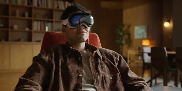 Первые отзывы об Apple Vision Pro: лучший экран для фильмов в вашей жизни, «мертвый» аккумулятор и уши торчком. Гарнитура выглядит действительно большой. Изображение: nytimes.com. Первые отзывы об Apple Vision Pro: лучший экран для фильмов в вашей жизни, «мертвый» аккумулятор и уши торчком. Гарнитура выглядит действительно большой. Изображение: nytimes.com. Фото.